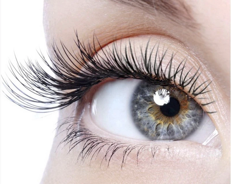 Przedłużanie rzęs kusi pięknym efektem, ale czy zawsze warto? Sprawdź najważniejsze zalety i wady tej metody, zanim się zdecydujesz.