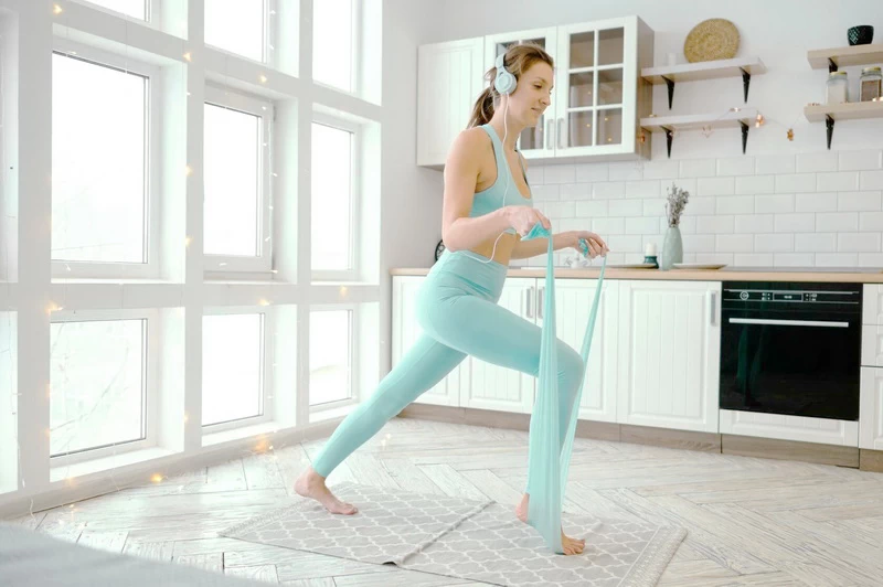 Poranny trening pobudza ciało i umysł, a wieczorny pomaga się wyciszyć po dniu pełnym obowiązków. Ale to nie tylko kwestia nastroju — pora dnia wpływa na efekty, energię i regenerację. Zobacz, jak trenować rano i wieczorem, by wykorzystać pełnię swoich możliwości.