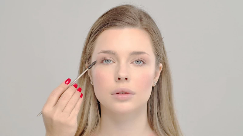 Naturalny makijaż do pracy to balans między świeżością a profesjonalizmem. Sprawdź, jak stworzyć trwały look, który wytrzyma cały dzień w biurze.