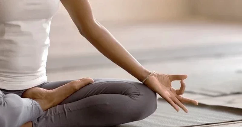 Medytacja i mindfulness pomagają się wyciszyć, obniżyć stres i poprawić koncentrację. Sprawdź, jak zacząć praktykę krok po kroku, nawet jeśli jesteś początkująca.