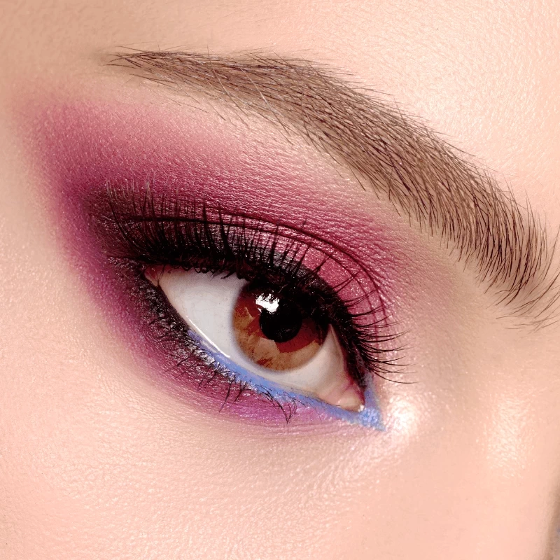 Makijaż oczu potrafi całkowicie odmienić wygląd twarzy. Zobacz, jakie trendy królują w makijażu oczu i jak dobrać kolory oraz techniki, by podkreślić swoje spojrzenie.