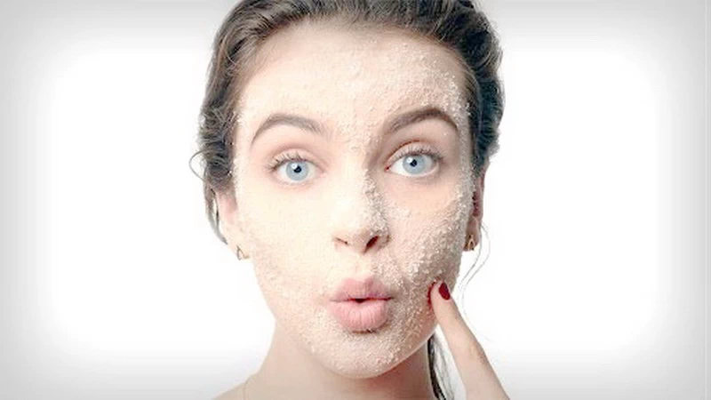 Peeling to prosty zabieg, który potrafi odmienić wygląd skóry. Dowiedz się, jak prawidłowo wykonać peeling twarzy w domu, jakie są jego rodzaje i jak dobrać go do swojego typu cery.