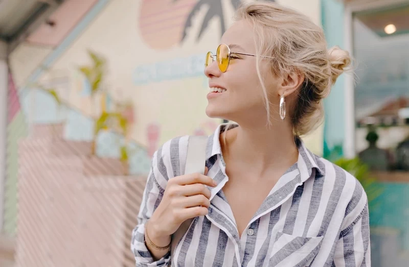 Lato i wysokie temperatury to wyzwanie dla makijażu. Sprawdź, jak zrobić trwały make up w upały, aby wyglądać świeżo przez cały dzień.