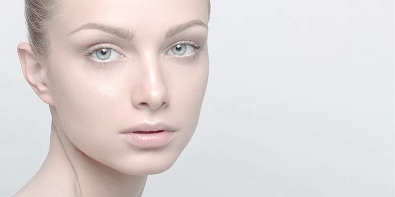 Makijaż no-makeup to sztuka podkreślania urody tak, by wyglądać świeżo i naturalnie. Poznaj technikę nude look krok po kroku – lekki makijaż, który sprawdzi się każdego dnia.