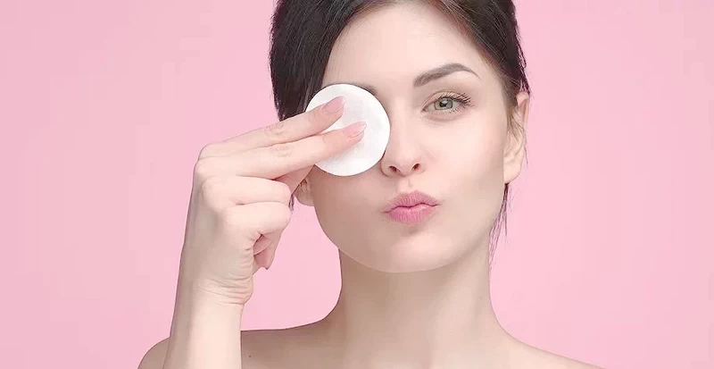 Demakijaż to pierwszy i jeden z najważniejszych etapów pielęgnacji. Dowiedz się, jak prawidłowo usuwać makijaż, by skóra była czysta, świeża i promienna każdego dnia.