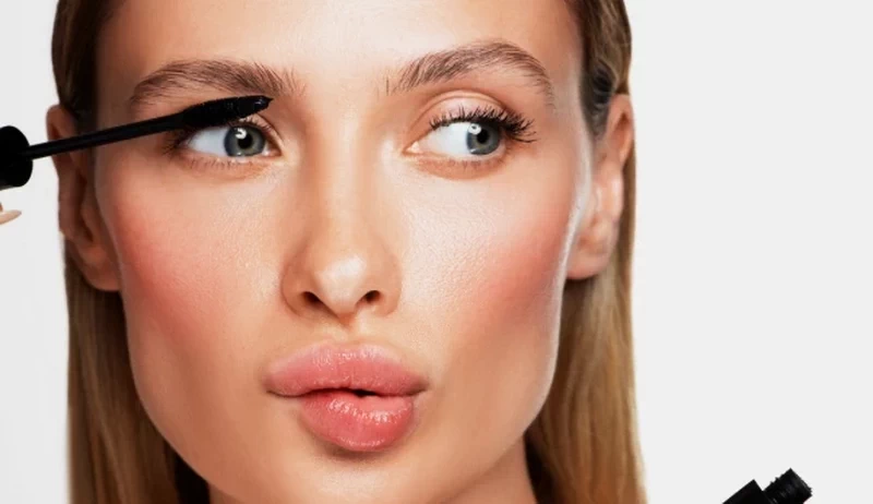 Odpowiednia pielęgnacja rzęs przedłużanych sprawia, że wyglądają one świeżo, gęsto i trzymają się znacznie dłużej. Poznaj najważniejsze zasady, które pomogą zachować ich piękny wygląd.