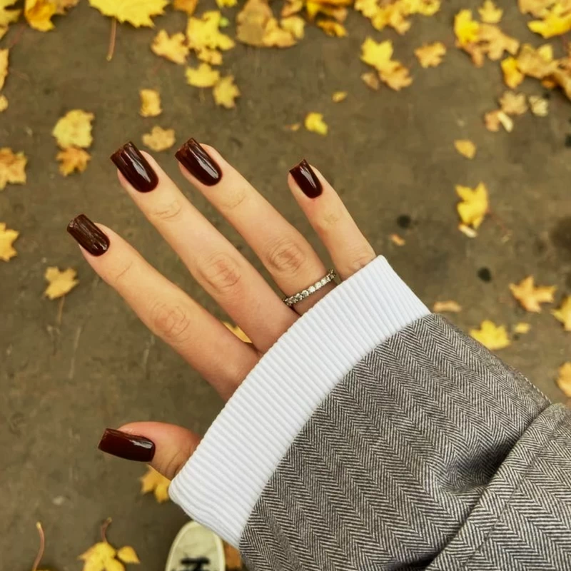 Manicure do pracy powinien wyglądać schludnie, elegancko i pasować do codziennych obowiązków. Sprawdź, jakie stylizacje są najpraktyczniejsze i najlepiej sprawdzają się w biurze lub pracy wymagającej nienagannego wyglądu.
