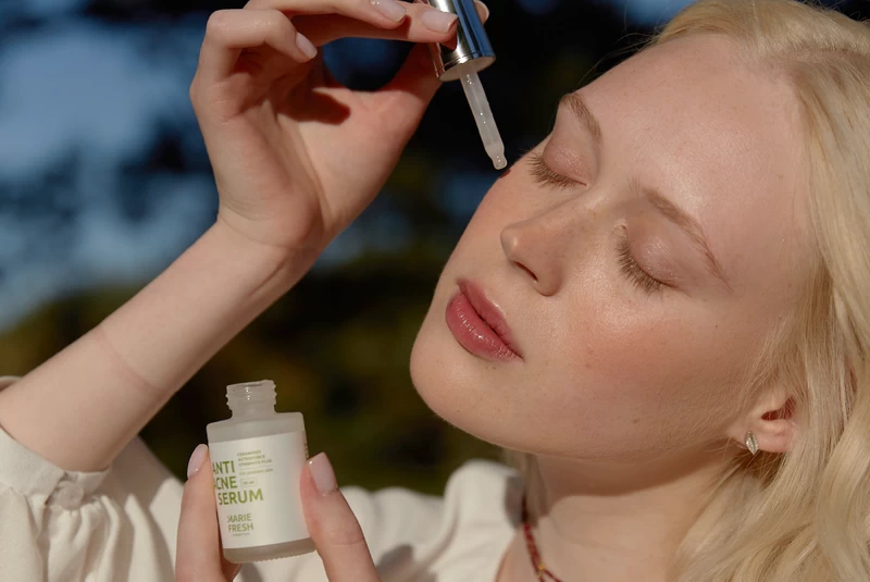 Codzienna pielęgnacja twarzy różni się rano i wieczorem. Sprawdź, jak krok po kroku dbać o skórę, aby była zdrowa i promienna każdego dnia.