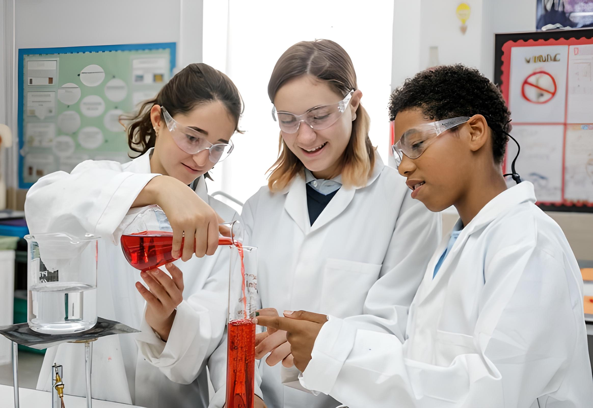 Урок химии лабораторная работа на современном оборудовании в британской частной школе St. George Barcelona в городе Барселона Каталония Испания с 3 до 18 лет studyspain.eu