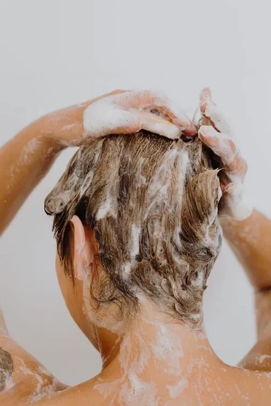 Farbowane włosy wymagają szczególnej troski, aby kolor był trwały, a kosmyki zdrowe i lśniące. Sprawdź najlepsze sposoby pielęgnacji w domu.