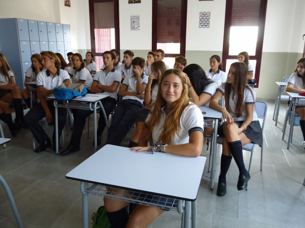 Занятие в классе под руководством опытного преподавателя в международной частной школе Newton College Эльче Аликанте Валенсия Испания от 1 до 18 лет studyspain.eu
