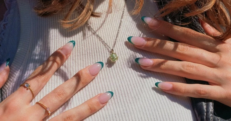 Rok 2026 przynosi nowe podejście do zdobień paznokci — więcej lekkości, naturalności i oryginalnych detali. Sprawdź, jakie trendy będą najmodniejsze w Polsce.