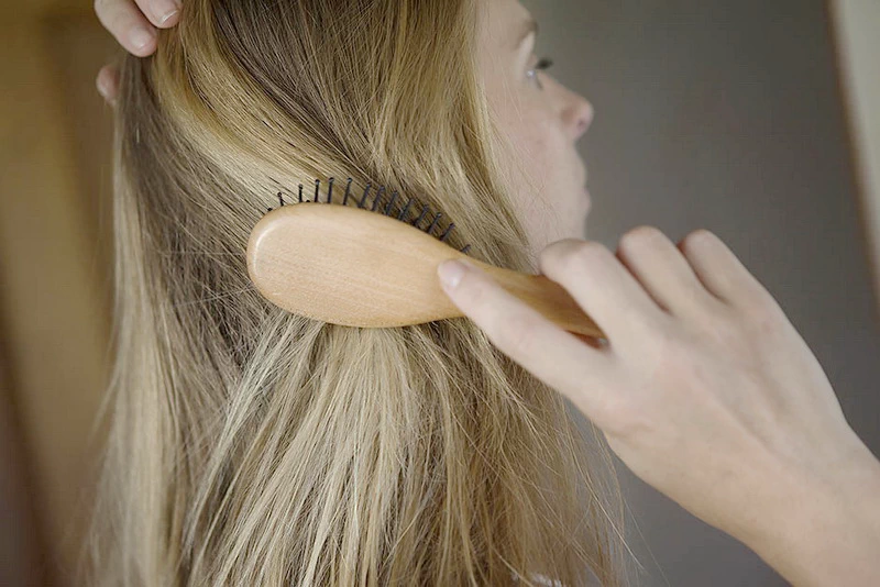 Myjesz włosy codziennie, nakładasz maskę i używasz odżywki — a one wciąż są matowe i łamliwe? Poznaj 10 najczęstszych błędów w pielęgnacji włosów, które niszczą efekty nawet najlepszych kosmetyków.