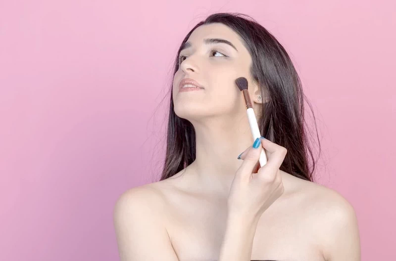 Umiejętne użycie rozświetlacza, bronzera i różu potrafi całkowicie odmienić wygląd twarzy. Dowiedz się, jak prawidłowo je nakładać, by uzyskać świeży, naturalny efekt bez przerysowania.