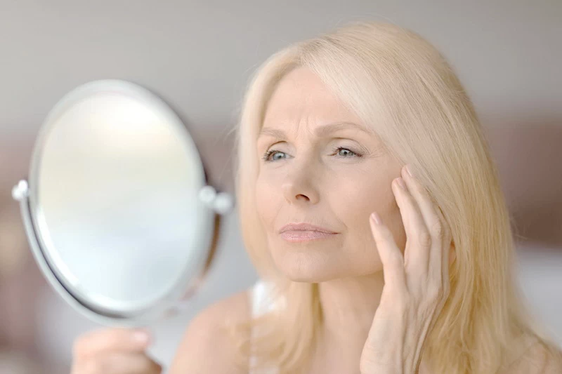 Starzenie się skóry to naturalny proces, ale odpowiednia pielęgnacja potrafi go znacznie spowolnić. Sprawdź, jak skutecznie dbać o cerę w duchu anti-aging i zachować jej młody wygląd na dłużej.