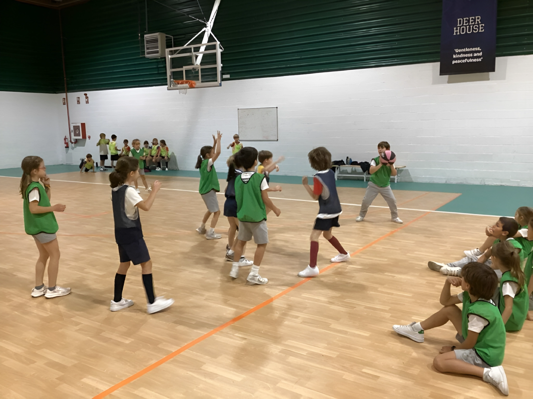 Занятия спортом на спортивной площадке на территории в британской частной школе Richmond Park Мадрид Испания с 2 до 18 лет studyspain.eu