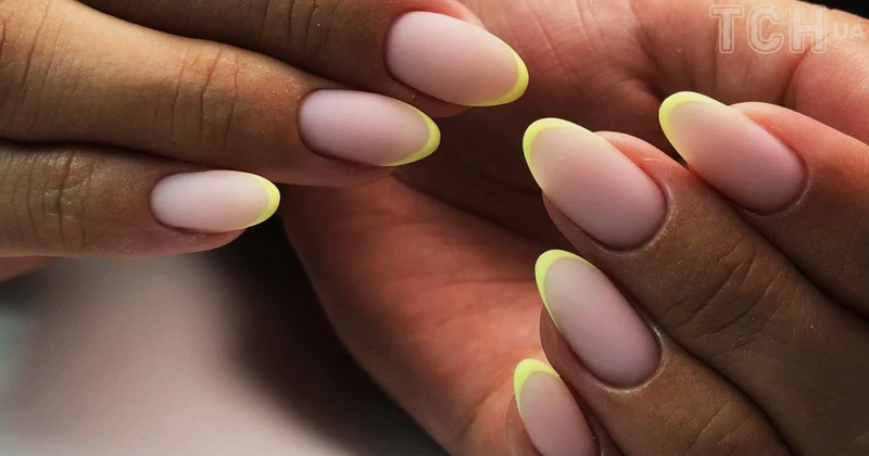 French manicure to ponadczasowa klasyka, która od lat zachwyca elegancją. Sprawdź, jak wygląda w nowoczesnych wersjach i jakie trendy królują w 2025 roku.