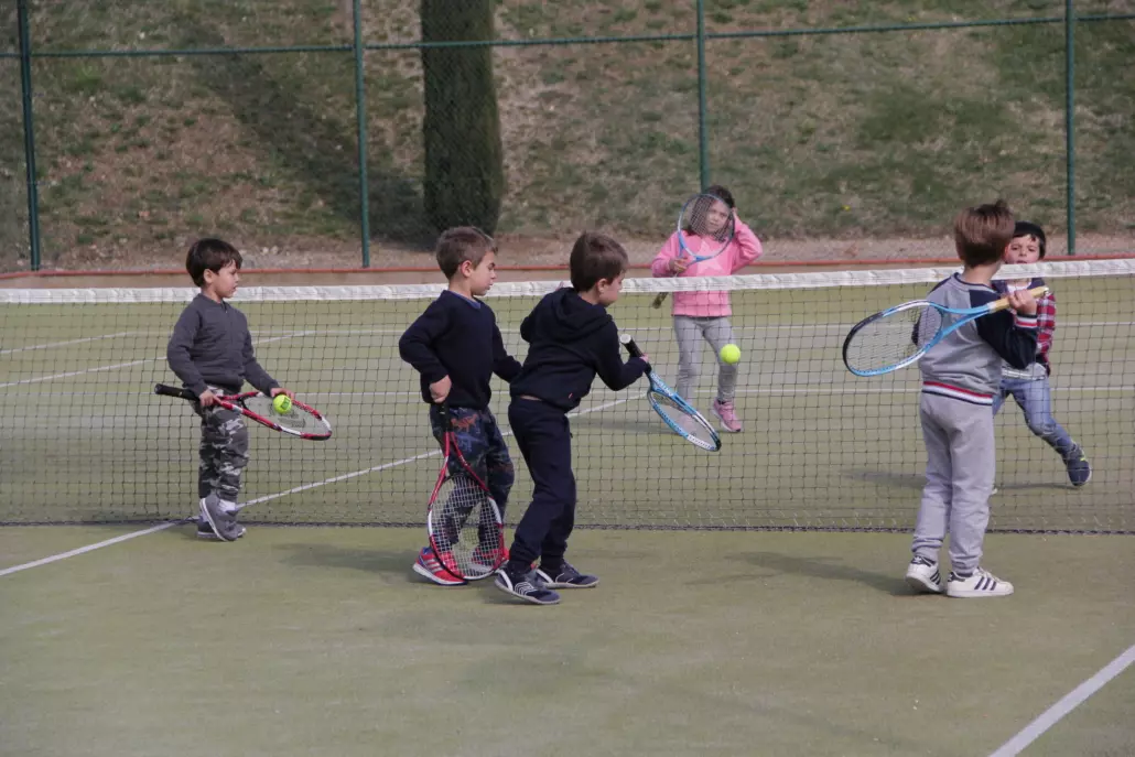 Занятия спортом на спортивной площадке на территории школы игра в теннис в британской частной школе St. Patrick’s International School в Сан-Жоан-Деспи Барселона Каталония Испания с 0 до 12 лет studyspain.eu