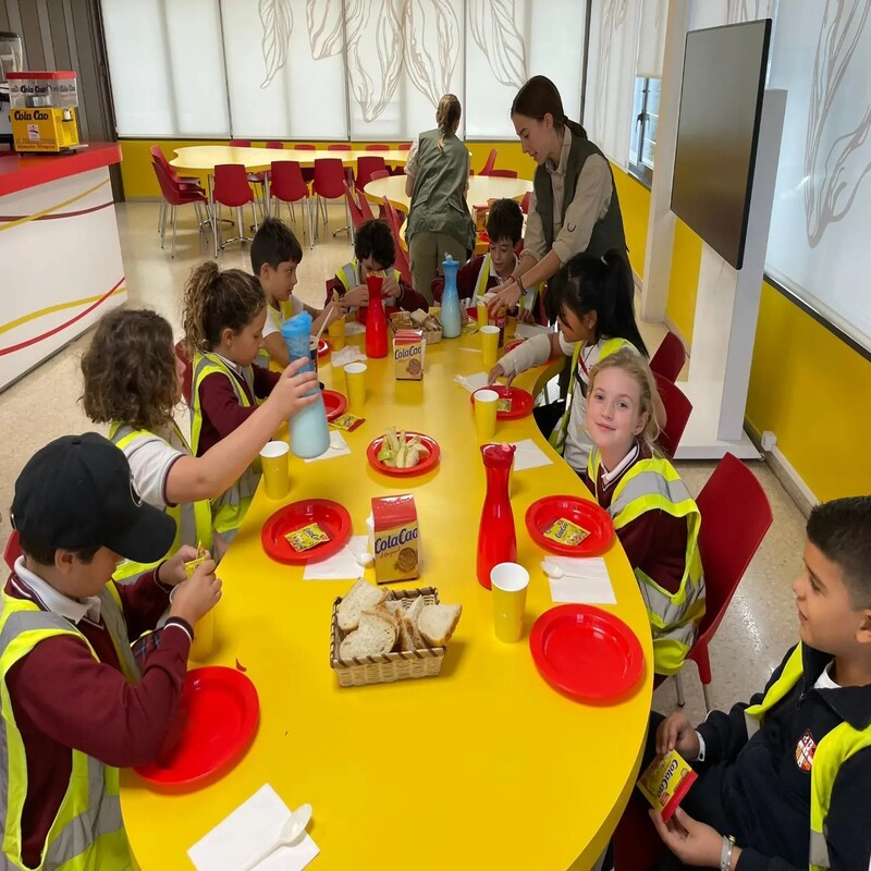 Ученики обедают в столовой в британской частной школе International Rural School в городе Барселона Каталония Испания с 3 до 18 лет studyspain.eu