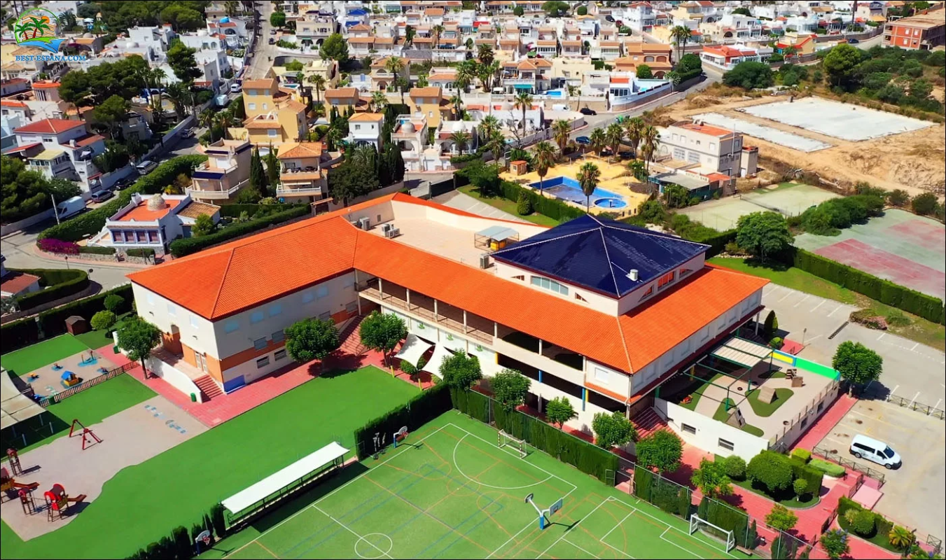 Здание школы и спортивная площадка в британской частной школе El Limonar International School Villamartín Сан-Мигель-де-Салинас Аликанте Валенсия Испания с 3 до 18 лет studyspain.eu