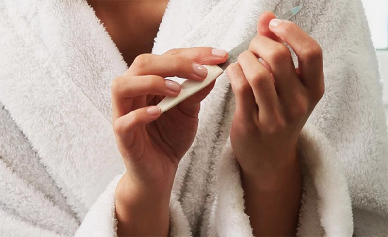 Rozdwajanie paznokci bardzo często wynika z niewłaściwego piłowania. Poznaj techniki, dzięki którym paznokcie staną się gładsze, mocniejsze i odporne na uszkodzenia.