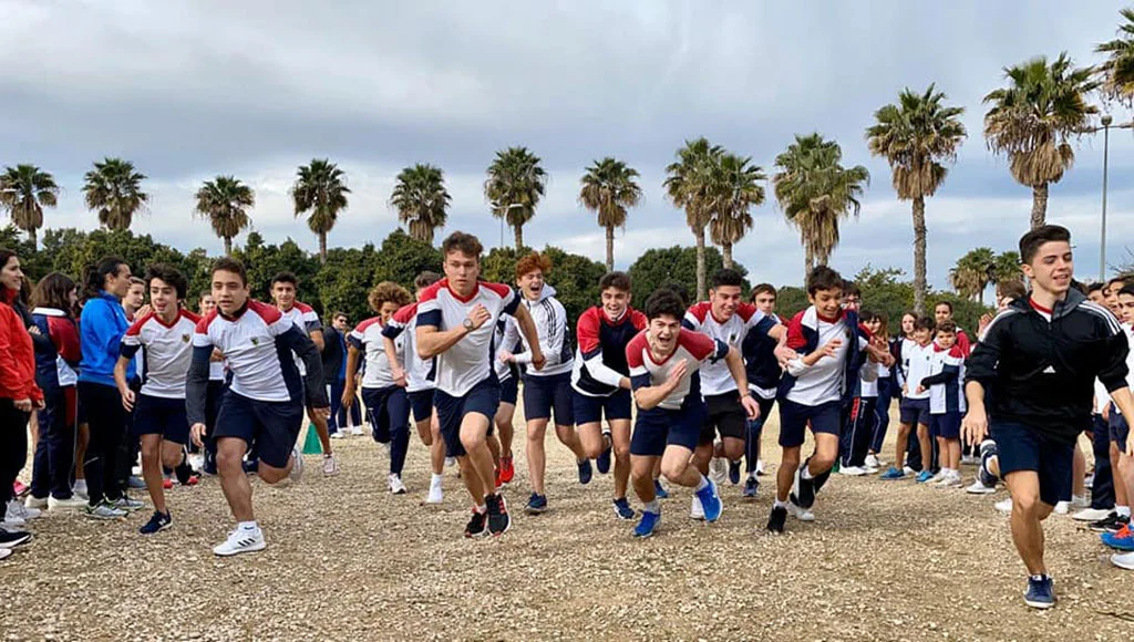 Занятия спортом на спортивной площадке на территории в международной частной школе El Colegio Internacional El Valle de Alicante Аликанте Валенсия Испания от 1 до 18 лет studyspain.eu