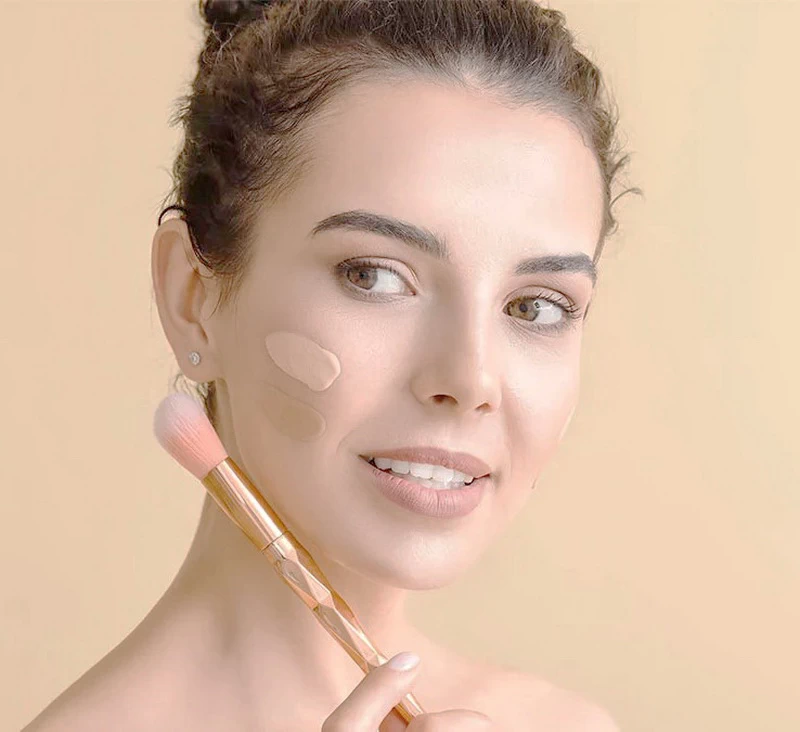 Równomiernie nałożony podkład to podstawa świeżego i naturalnego makijażu. Sprawdź, jak krok po kroku uzyskać perfekcyjny efekt bez smug.