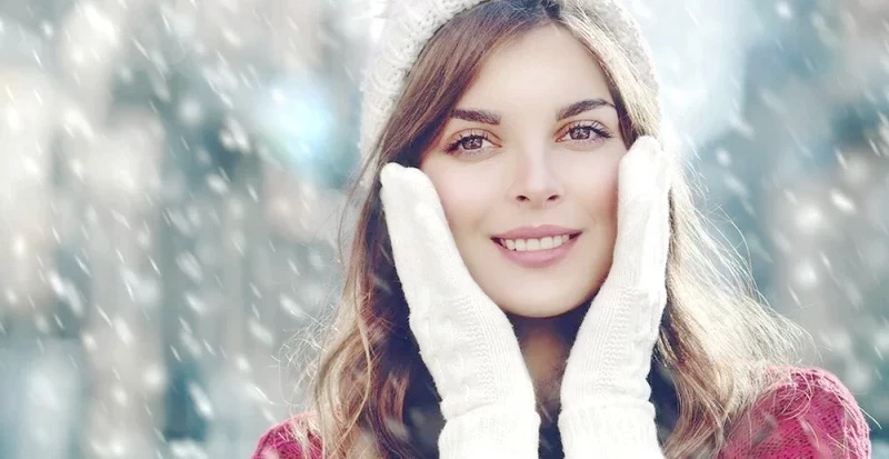 Mróz, wiatr i suche powietrze potrafią mocno podrażnić cerę. Sprawdź, jak chronić skórę twarzy zimą i jak krok po kroku zadbać o jej nawilżenie i elastyczność.