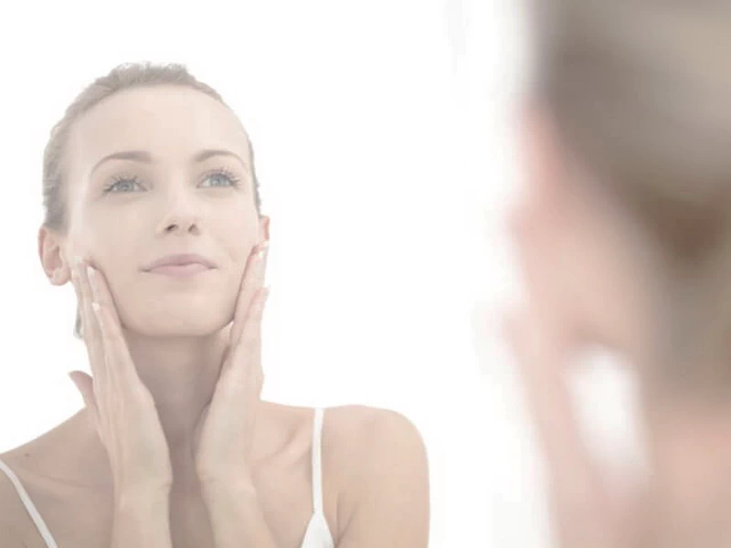 Skóra twarzy zmienia się z wiekiem i wymaga innych kosmetyków w wieku 20, 30 czy 50 lat. Sprawdź, jak prawidłowo pielęgnować cerę na każdym etapie życia.