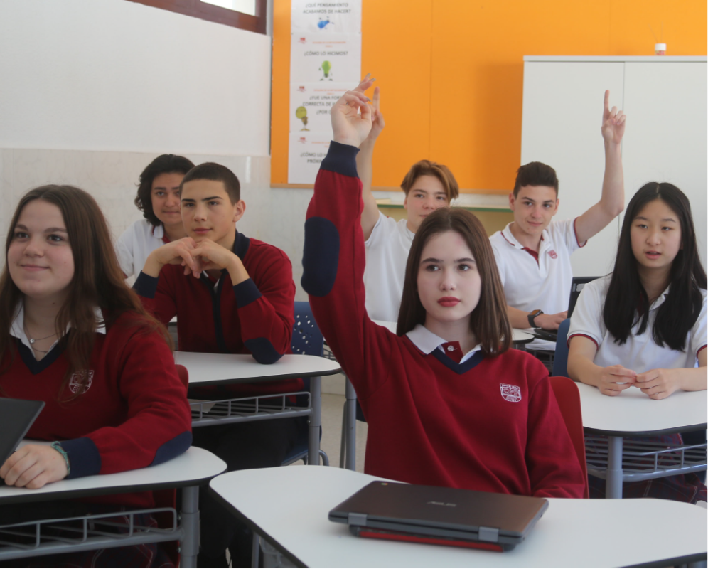 Занятие в классе под руководством опытного преподавателя в международной частной школе Lope de Vega International School Бенидорм Аликанте Валенсия Испания от 3 до 18 лет studyspain.eu