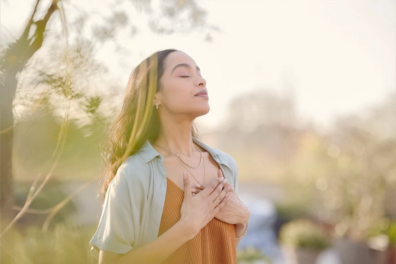 Życie w pośpiechu stało się normą, ale nie musi tak być. Dowiedz się, czym jest filozofia slow life i jak małe zmiany w codzienności mogą przywrócić spokój, równowagę i radość z prostych chwil.
