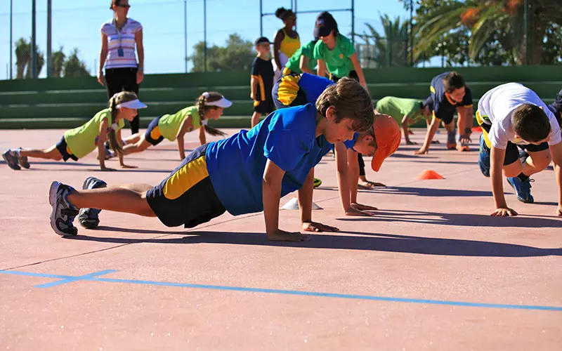 Занятия спортом на спортивной площадке на территории в британской частной школе The British International School of Marbella в городе Марбелья Андалусия Испания с 2 до 18 лет studyspain.eu