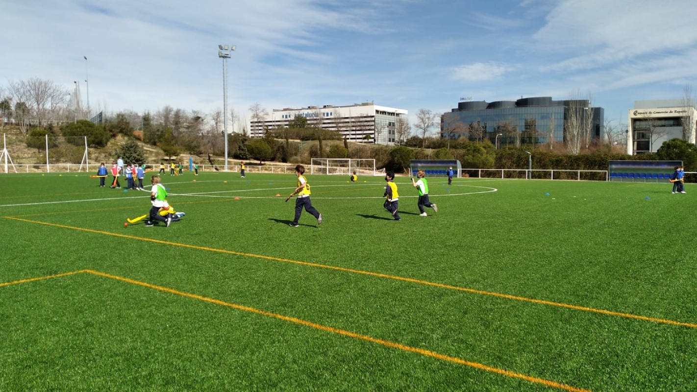 Занятия спортом на спортивной площадке на территории в британской частной школе Numont School Мадрид Испания с 2 до 12 лет studyspain.eu