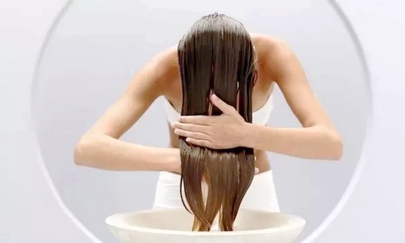 Codzienna stylizacja prostownicą lub lokówką nadaje włosom piękny wygląd, ale jednocześnie je osłabia. Sprawdź, jak skutecznie regenerować i chronić włosy po stylizacji na gorąco.