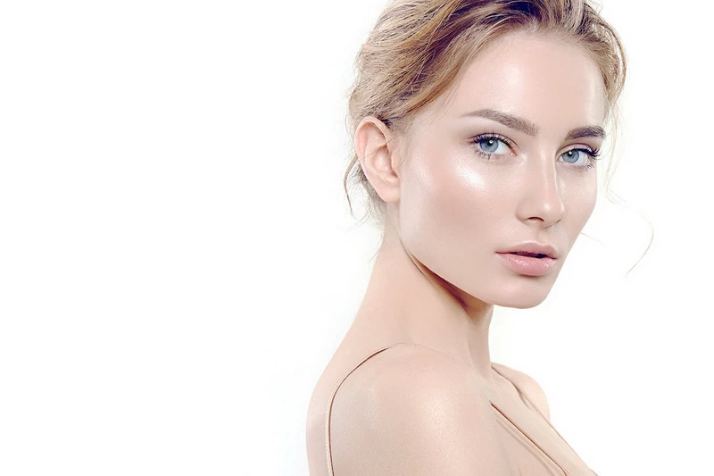 Makijaż glow to sposób na świeży, zdrowy i naturalny wygląd skóry. Sprawdź, jak uzyskać efekt promiennej cery krok po kroku – bez przetłuszczenia i nadmiaru rozświetlacza.