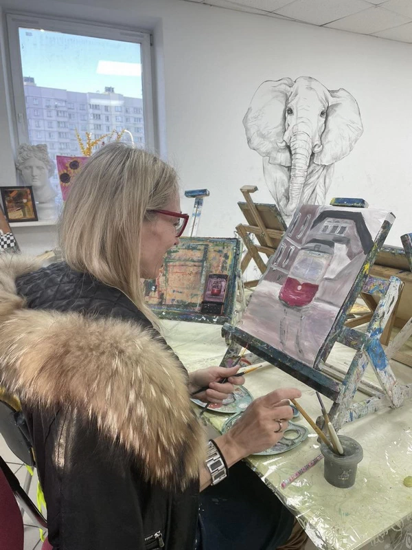 Многие взрослые мечтают научиться рисовать, но боятся, что «поздно» или «не получится». На деле начать можно в любом возрасте — достаточно правильного подхода и спокойного темпа.