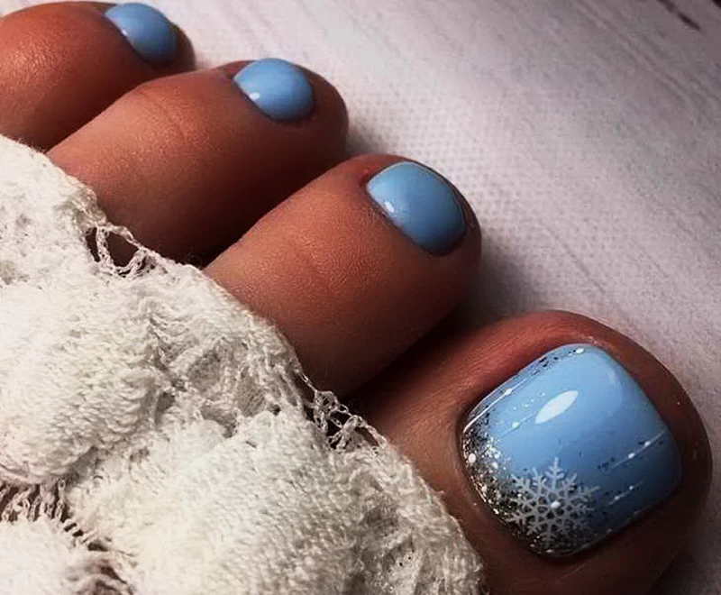 Zimą skóra stóp szybko przesusza się przez mróz, ogrzewanie i cięższe obuwie. Sprawdź, jak dbać o stopy w chłodne dni, aby pozostały gładkie, miękkie i dobrze nawilżone.