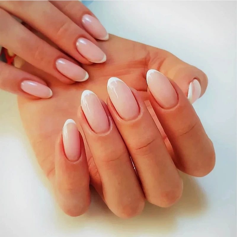 Dobra odżywka potrafi wzmocnić płytkę, zatrzymać łamliwość i poprawić elastyczność paznokci. Sprawdź, jak wybrać skuteczną formułę dopasowaną do potrzeb Twoich dłoni.