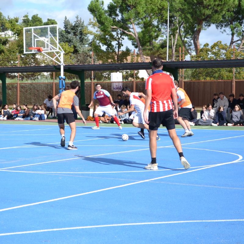Занятия спортом на спортивной площадке на территории в британской частной школе The English Montessori School Мадрид Испания с 3 до 18 лет studyspain.eu