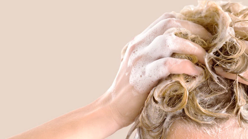 W 2025 roku pielęgnacja włosów w Polsce stanie się bardziej naturalna, spersonalizowana i technologiczna. Sprawdź najważniejsze trendy, które zdominują salony i domowe rytuały.