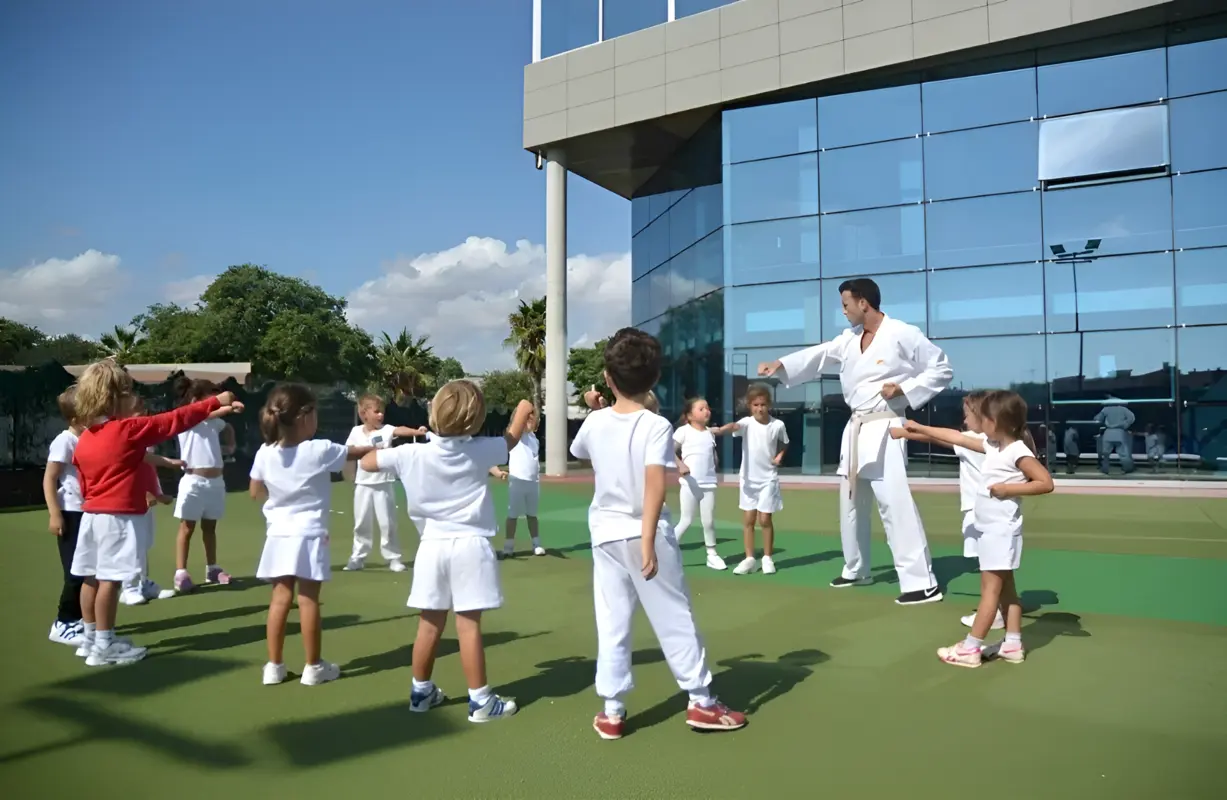 Занятия спортом на свежем воздухе на школьной территории в британской частной школе Richmond International School в городе Барселона Каталония Испания с 3 до 18 лет studyspain.eu