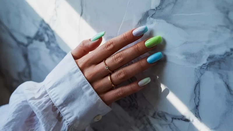 Trendy w manicure zmieniają się wraz z porami roku. Sprawdź modne pomysły i sezonowe inspiracje, które podkreślą Twoje paznokcie w każdej stylizacji.