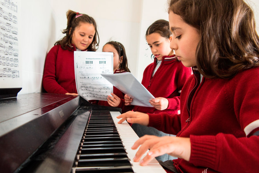 Занятие музыкой в классе с учениками под руководством опытного преподавателя в билингвальной школе Colegio Bilingüe Muntori de Castalla Касталья Аликанте Валенсия Испания от 3 до 18 лет studyspain.eu