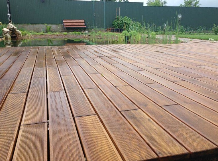 Рифлена терасна дошка для тераси з перевагами та довговічністю, вибір матеріалу