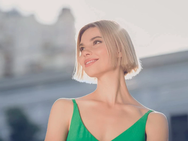 Jakie fryzury będą modne w 2025 roku w Polsce? Zobacz najważniejsze trendy w cięciach włosów i sprawdź, które stylizacje wybierają Polki.