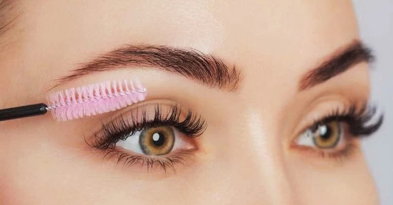 Po zdjęciu przedłużanych rzęs wiele kobiet zauważa osłabienie naturalnych włosków. Sprawdź, jak wzmocnić rzęsy, przyspieszyć ich wzrost i przywrócić im zdrowy wygląd w domowych warunkach.