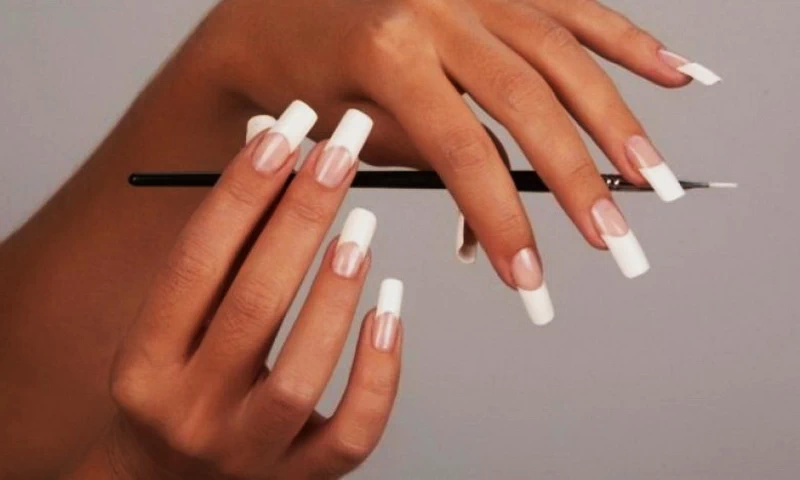 Domowy manicure to świetny sposób na zadbane dłonie, ale łatwo popełnić błędy, które psują efekt. Sprawdź 7 najczęstszych pomyłek i dowiedz się, jak ich uniknąć.