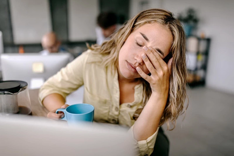 Ciągły stres, nadmiar obowiązków i presja wyników mogą prowadzić do wypalenia zawodowego. Dowiedz się, jak rozpoznać jego objawy i wprowadzić zmiany, które pomogą odzyskać energię, motywację i spokój w pracy.