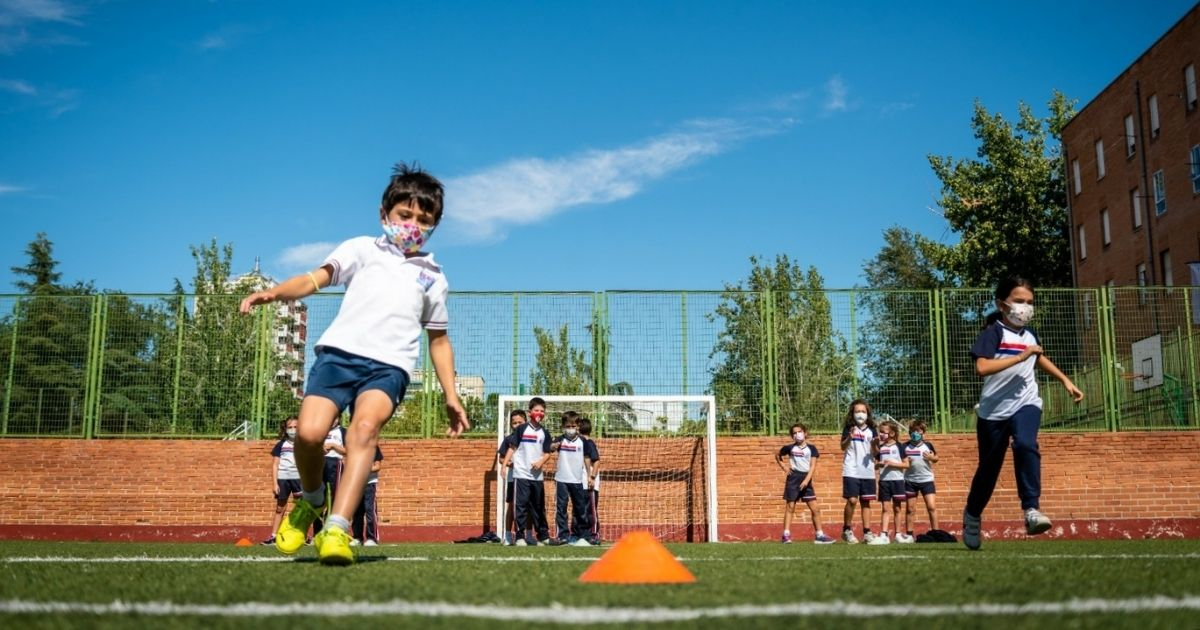 Занятия спортом на спортивной площадке на территории в британской частной школе Santo Angel British School Мораталас Мадрид Испания с 2 до 16 лет studyspain.eu