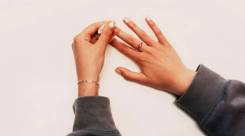 Usunięcie hybrydy bez acetonu jest możliwe, jeśli zrobisz to delikatnie i zgodnie z zasadami. Poznaj bezpieczne metody, które nie niszczą płytki i sprawdzą się w domowych warunkach.